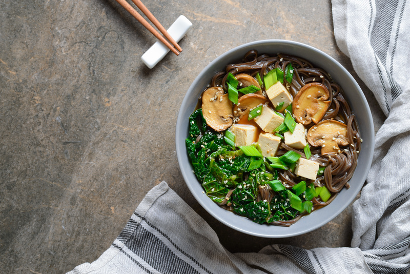 nouilles soba, algues, champignons, tofu