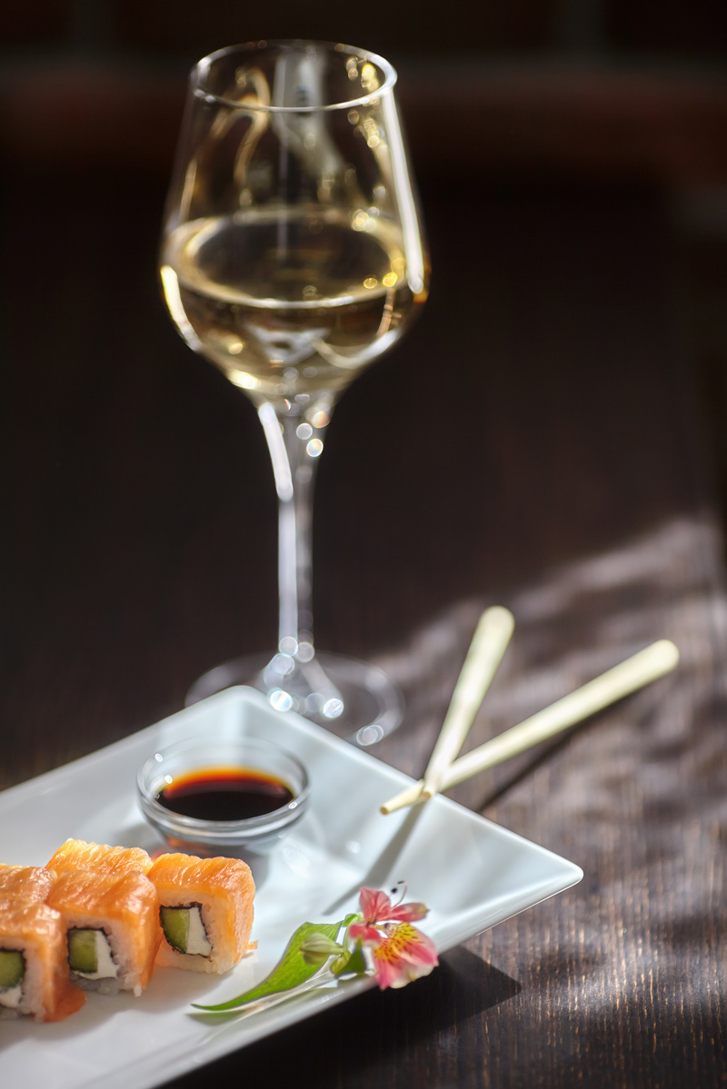cuisine japonaise et verre de Chablis Premier Cru