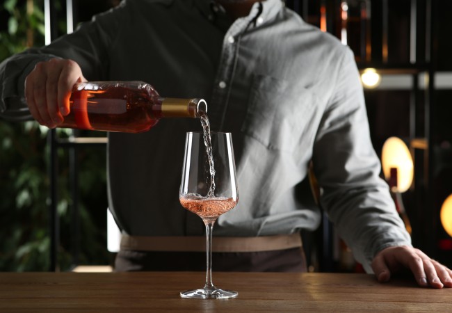 man glass rosé